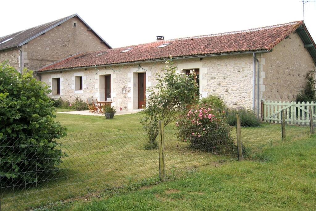 La Fermette Aux Lamas Savigny-Lévescault Extérieur photo