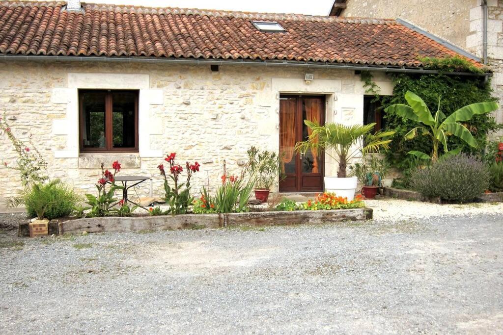 La Fermette Aux Lamas Savigny-Lévescault Extérieur photo